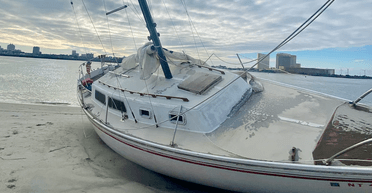 Загублений вітрильник: кинутий на пляжі човен став місцевою визначною пам'яткою (фото)