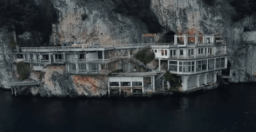 Улюблене місце знаменитостей: готель у скелі на краю озера 20 років бореться зі стихією (фото)