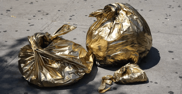 Повернув власниці: чоловік, який нишпорив у смітті, знайшов сумку із золотом і грошима