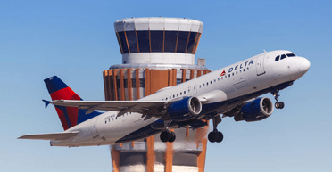 "Таке вперше": частина ілюмінатора літака відвалилася під час жорсткого приземлення (фото)