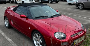 Раритет из 90-х: в Киеве заметили среднемоторный британский спорткар (фото)