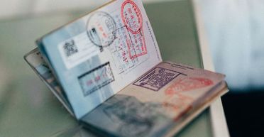 Матір з двома дітьми не пустили в літак, коли побачили її паспорт: що сталося (фото)