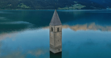 Озеро в горах приховує ціле село під водою: туристи бачили його лише одного разу (фото)