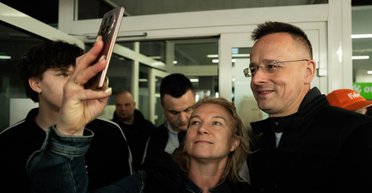 Пропавший Сийярто нашелся: "уничтожает документы" (фото)