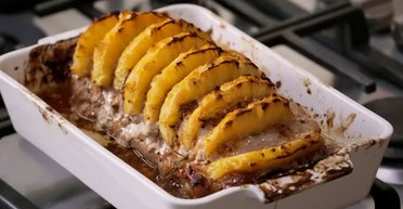 Запеченная свинина с ананасами: рецепт праздничного блюда