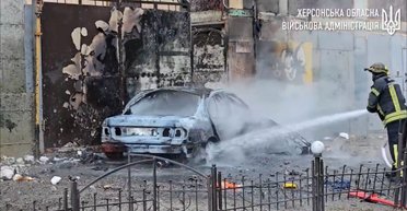 ВС РФ обстреляли Херсон: в машине заживо сгорели люди (видео)