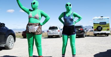 Бурлят гормоны. Что побуждает людей штрумовать "Зону 51" и участвовать в сетевых флешмобах