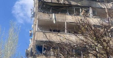 В Запорожье КАБ влетел в многоэтажку: есть раненые и погибшая (видео, фото)