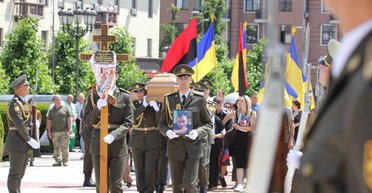 Врятував чотирьох побратимів від 20 росіян: в Умані попрощалися з командиром 110-ї ОМБр (фото)