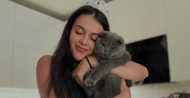 15 тыс. грн в месяц: украинка рассказала, как зарабатывает ее кот (фото)