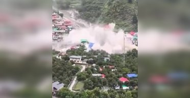 Мощное наводнение в Индии смыло село с лица земли: погибли по меньшей мере четыре человека (видео)