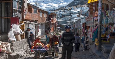 Беззаконный и грязный: как выглядит самый высокогорный город в мире (фото)