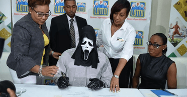 Чоловік одягнув маску Примарного обличчя, щоб сім'я не дізналася про його приз у $1,2 млн (фото)