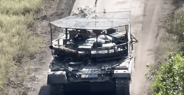 "Реалии современной войны": украинский танк Т-80БВ защитили "козырьком" (фото)