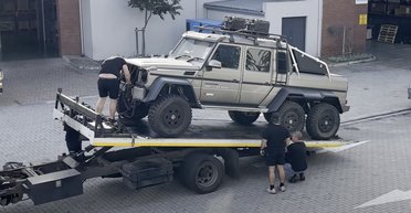 Заброшенный гигант: обнаружен ничейный шестиколесный "Гелендваген" (видео)