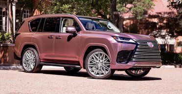 Салон красоты на колесах: дебютировал необычный внедорожник Lexus в стилистике Барби (фото)