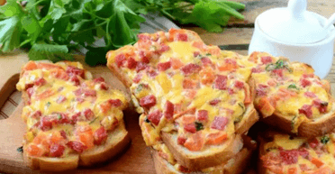 Гарячі бутерброди з шинкою, сиром і томатами: швидко і ситно