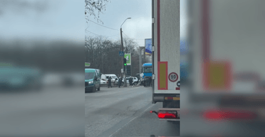 Света нет неделю: в Одессе люди заблокировали дорогу, — соцсети (видео)