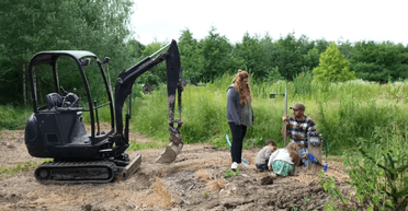 Молодая семья уехала жить в лес без света и воды: что из этого вышло (видео)
