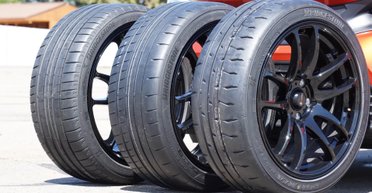 Експерти показали різницю між дорожніми та перегоновими шинами для авто (відео)