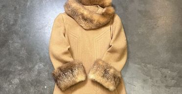 "Мало не заплакала": жінка знайшла сюрприз у пальто 75-річної давності (фото)