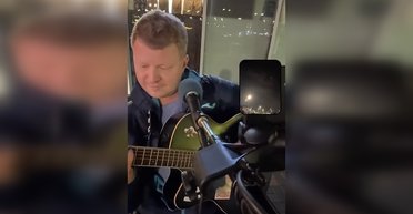 В Киеве неизвестный приставал к мужчине в кресле колесном из-за отказа петь на русском (видео)