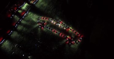 Tesla Cybertruck з десятків електромобілів: у США показали унікальне світлове шоу (відео)