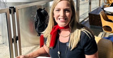 Стюардеса була шокована видом із вікна свого готелю: що ховалося за шторою (відео)