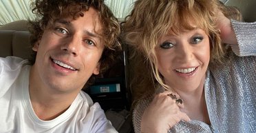 Алла Пугачева в белоснежном образе прогулялась по улицам Юрмалы (видео)