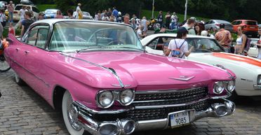 В Киеве прошла выставка старинных и эксклюзивных автомобилей (фото)