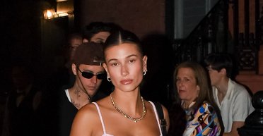 Гейлі Бібер показала, з чим поєднувати білий топ влітку 2023 (фото)