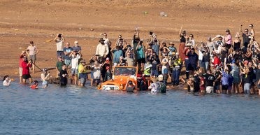 Странный рекорд: 45-летний внедорожник Toyota Land Cruiser проехал 7 км под водой (видео)