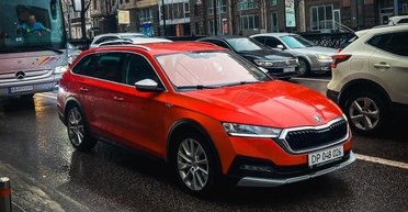 Альтернатива кроссоверу: в Киеве заметили новый внедорожный универсал Skoda (фото)