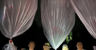 Война воздушных шаров: в Северную Корею отправили доллары и романтичный сериал "Зимняя соната"