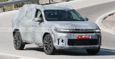 Старший брат "Дастера": доступный семейный кроссовер Dacia заметили на дорогах (фото)