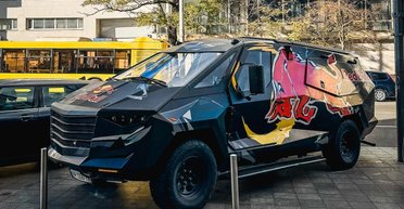 В Киеве заметили уникальный автомобиль Red Bull с телевизорами и холодильником (фото)