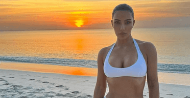 Кім Кардаш'ян продемонструвала струнку фігуру в білому купальнику від Miu Miu (фото)