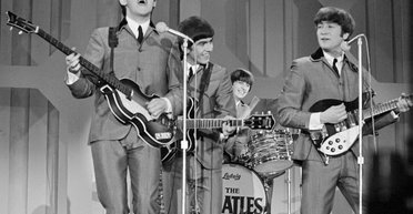 "The Beatles" выпустил последнюю песню "Now and Then"