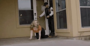 Представляет себя собакой: девушка любит спать в клетке и лаять на "хозяина" (видео)