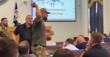 Призвал пересмотреть свою мораль: в Житомире боец ВСУ забросал землей депутатов горсовета (видео)