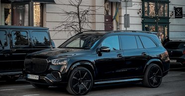Черный как ночь: в Киеве заметили эксклюзивный кроссовер Maybach (фото)