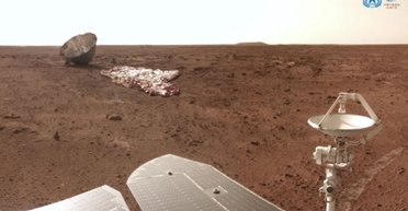 Китайский марсоход Чжуронг изучил парашют и заднюю часть своего корпуса (видео)