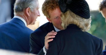 Королева Камілла відмовила короля Чарльза ІІІ від зустрічі з Гаррі, — ЗМІ