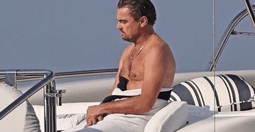 В одних плавках: 50-річного Леонардо Ді Капріо помітили з дівчиною на яхті (фото)