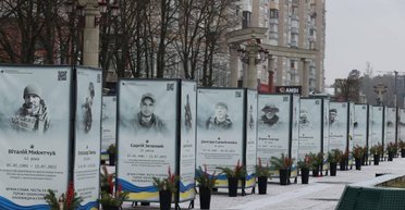 В Ірпені жінка паплюжила портрети загиблих військових: поліція розслідує справу (відео)