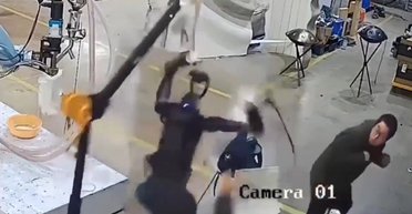 Восстание машин: в Китае робот вышел из-под контроля и атаковал людей (видео)