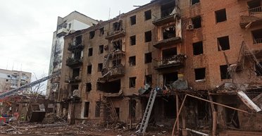 Росіяни скинули ФАБ-1500 на центр Слов'янська: пошкоджено майже 40 багатоповерхівок (фото)