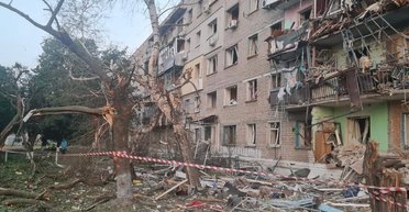 Окупанти скинули авіабомбу КАБ-250 на житлові будинки на Харківщині: є жертви (фото)