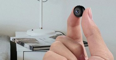 Знайшла у вазі приховану камеру: жінка випадково дізналась, що за нею стежили (фото)