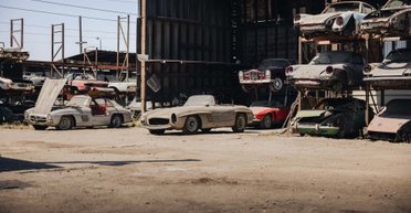 Раритеты со свалки: на аукционе распродадут впечатляющую коллекцию заброшенных ретроавто (фото)